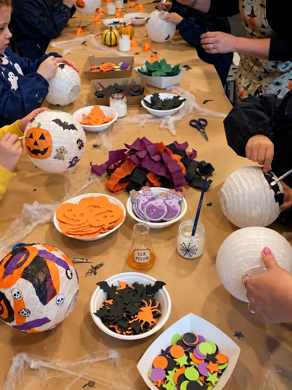 Crianças na atividade de Lanterna de Halloween